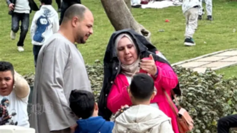 فرحة الأطفال بسقوط الأمطار في حديقة الأزهر خلال احتفالات عيد الفطر (فيديو وصور)