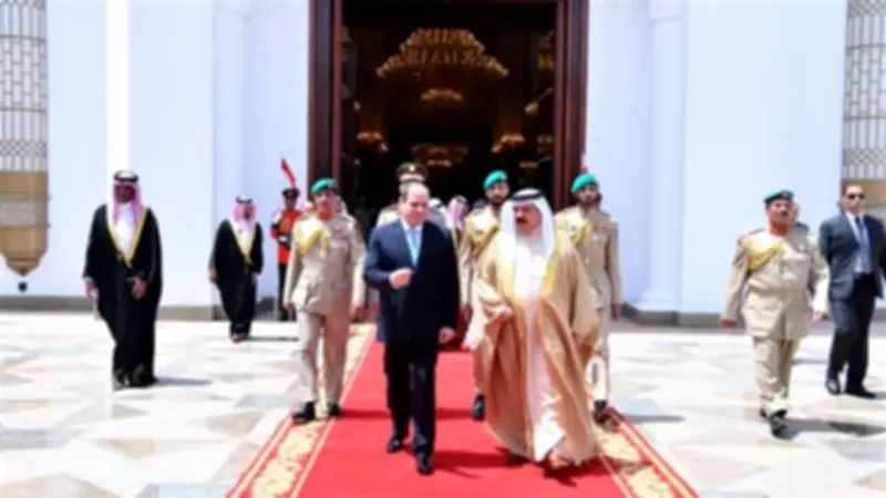 السيسي يغادر البحرين بعد زيارة رسمية ناجحة وملك البحرين في مقدمة المودعين