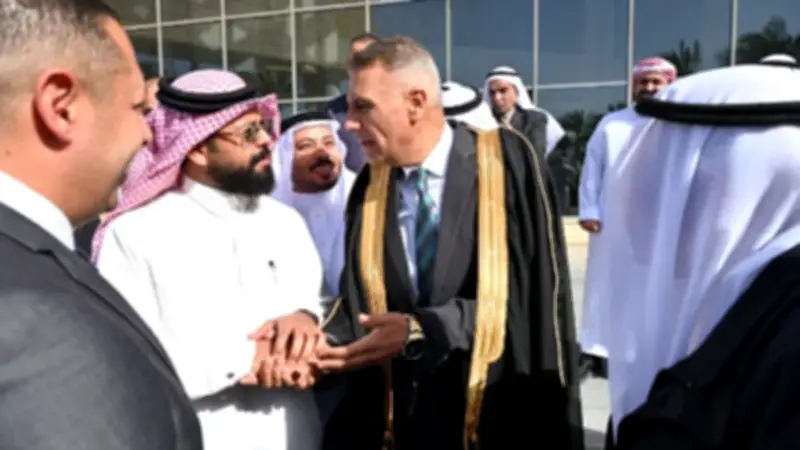 مشايخ جنوب سيناء يهدون المحافظ العباءة السيناوية في لقاء العيد