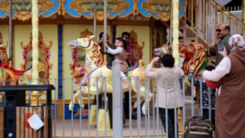 زوار الحديقة الدولية يتحدون الأمطار ويستمتعون بثاني أيام عيد الفطر