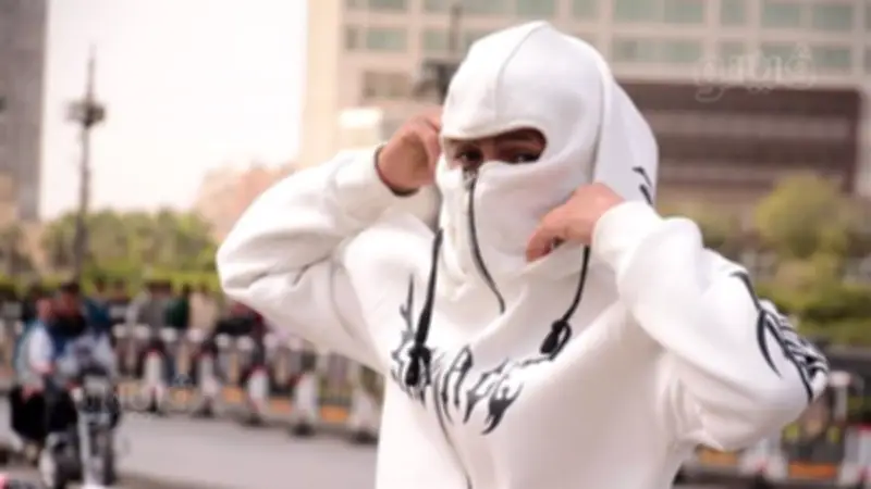 شباب القاهرة يتحدون الأمطار في احتفالات عيد الفطر المبهجة بوسط البلد والتحرير