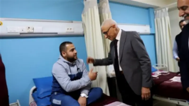 محافظ شمال سيناء يشارك المرضى والجرحى فرحة العيد بمستشفى العريش العام