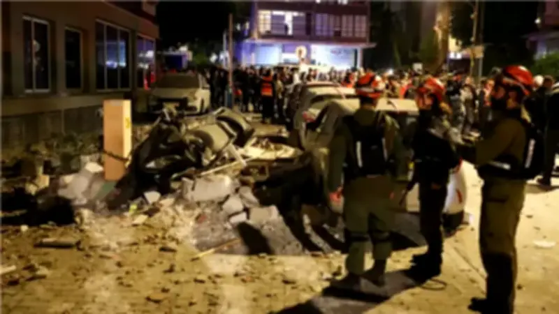 إيران تشن قصفًا صاروخيًا على إسرائيل يستهدف ديمونة ومطار بن جوريون