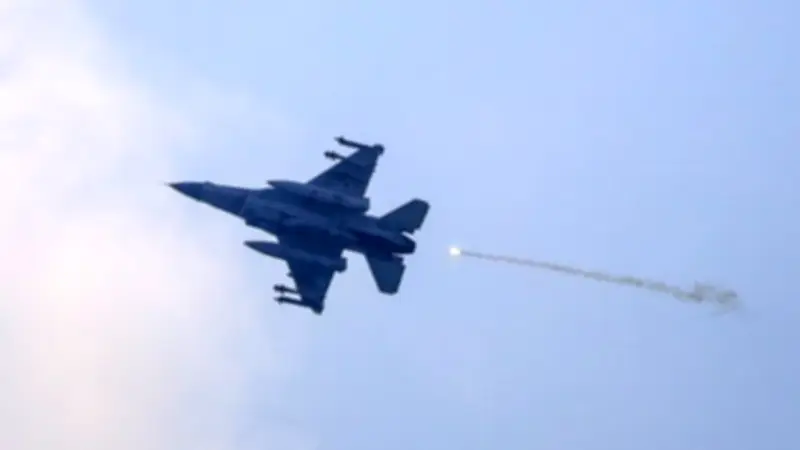 إيران تستهدف قاعدة أمريكية بصواريخ باليستية وتعلن مقتل قائد طائرات مسيرة في الحرس الثوري