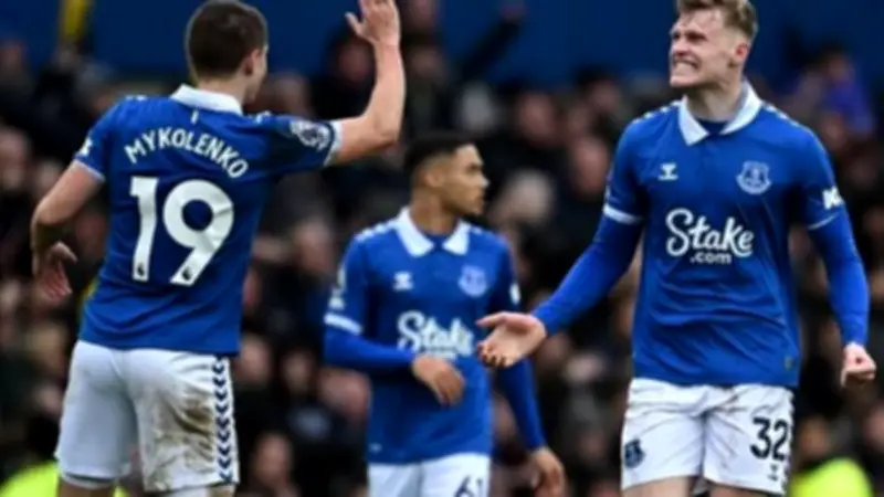 إيفرتون يتقدم على تشيلسي بهدف بيتو في الشوط الأول من الدوري الإنجليزي