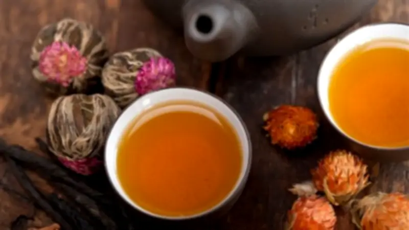 أفضل المشروبات العشبية لتهدئة المعدة بعد حلويات العيد: حلول طبيعية للانتفاخ وعسر الهضم