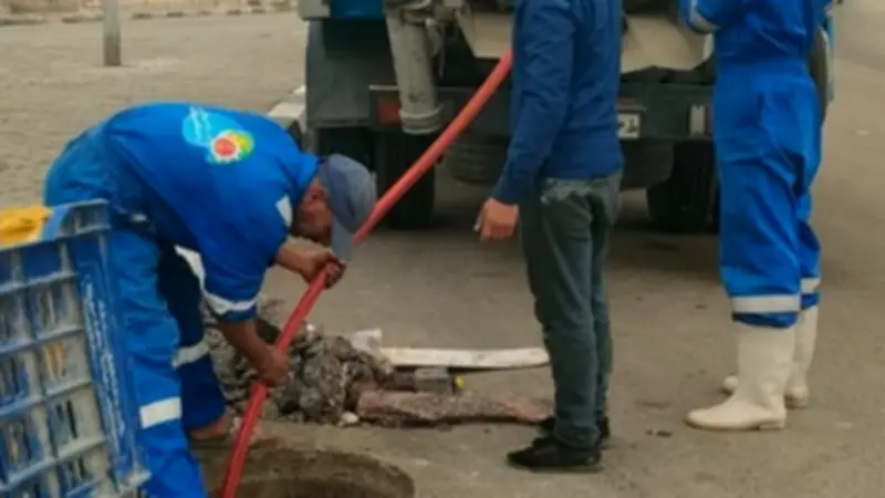 مياه القناة تواصل تطهير شبكات الصرف الصحي خلال ثاني أيام عيد الفطر