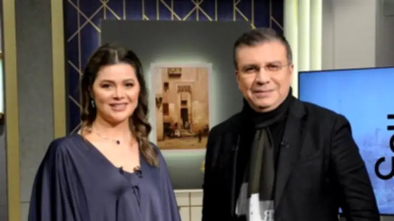 عمرو الليثي يكرم يسرا اللوزي بدرع التميز عن مسلسل 'كان ياما كان' في عيد الفطر