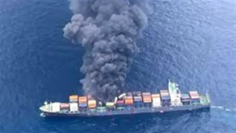 انفجار سفينة شحن قرب الإمارات.. هيئة بريطانية تؤكد سلامة الطاقم