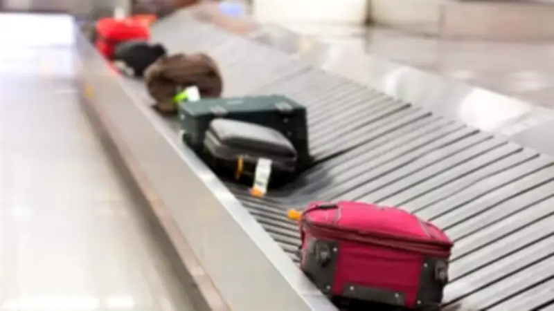 غرامات مالية مفاجئة تهدد المسافرين في المطارات: الوزن الزائد والتأخير والرسوم الجمركية