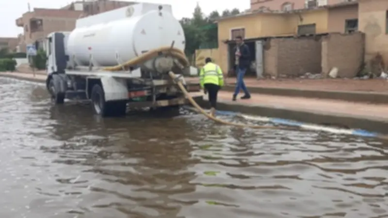 شركة مياه البحر الأحمر تتحرك عاجلاً لمواجهة تجمعات مياه الأمطار في رأس غارب