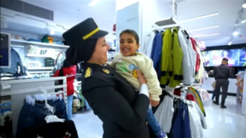 وزارة الداخلية توزع هدايا وكحك وملابس جديدة على الأطفال الأيتام في عيد الفطر