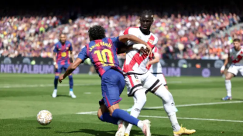 خبير تحكيمي يفجر الجدل حول قرارات مباراة برشلونة ورايو فاليكانو في الدوري الإسباني