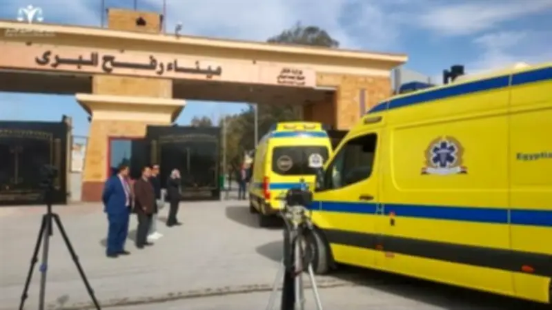 معبر رفح يستقبل دفعة جديدة من المصابين الفلسطينيين للعلاج في مصر