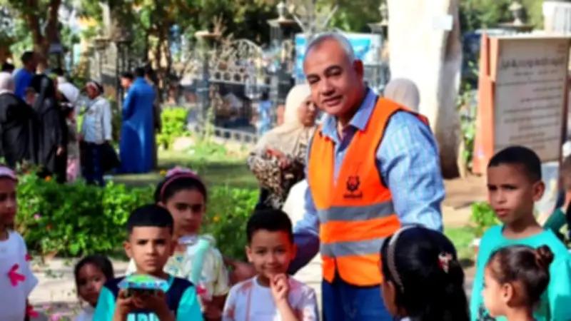 أسوان تحتفل بالعيد بتوزيع هدايا وبالونات على الأطفال في الحدائق العامة