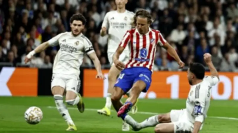 أتلتيكو مدريد يتقدم على ريال مدريد بهدف في الشوط الأول من ديربي العاصمة الإسبانية
