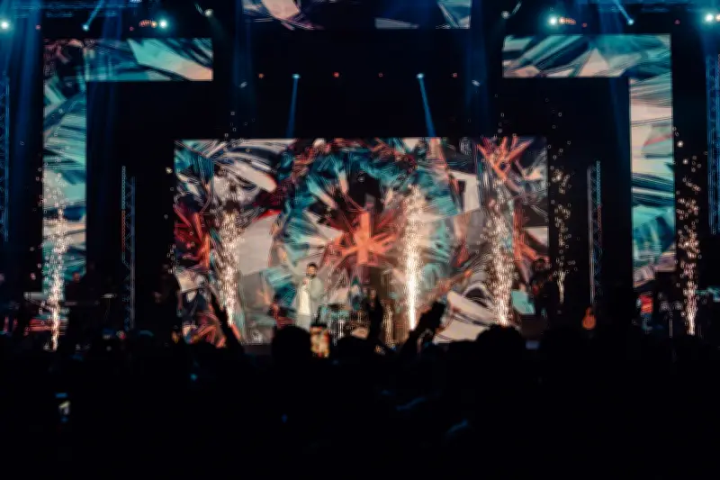 أحمد سعد يحيي حفلاً غنائياً في أبوظبي بمناسبة عيد الفطر بحضور جماهيري كبير