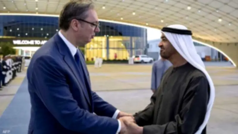 محمد بن زايد يستقبل الرئيس الصربي لمناقشة التطورات الإقليمية وتعزيز التعاون الثنائي