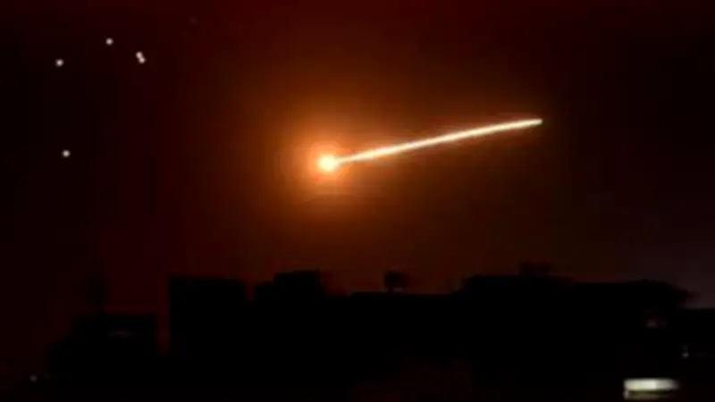 إيران تطلق صاروخًا عنقوديًا على إسرائيل: أضرار كبيرة رغم الاعتراض والتحذيرات تتواصل