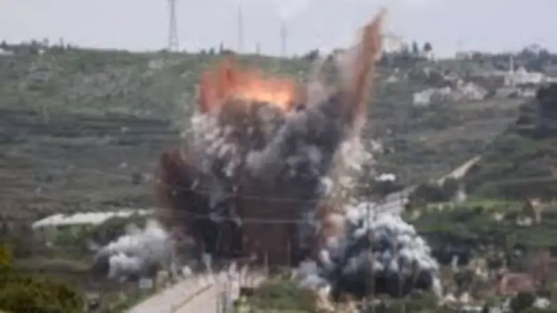 جيش الاحتلال الإسرائيلي يقصف جسر الدلافة جنوب لبنان في تصعيد خطير