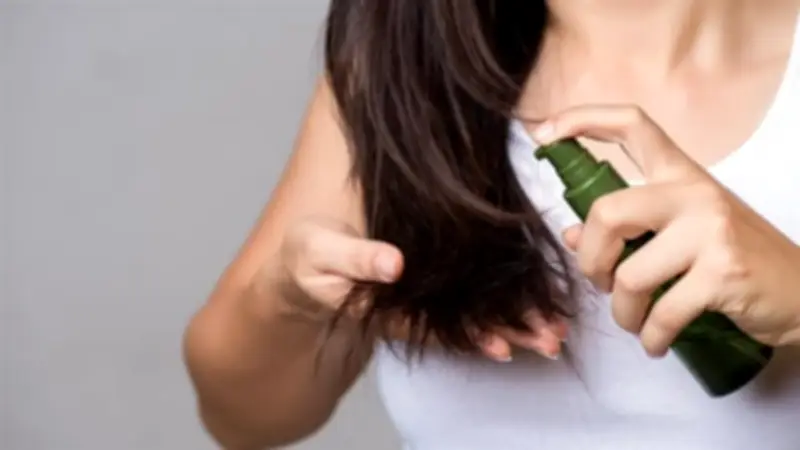 زيت الخروع: كنز طبيعي لحل مشاكل الشعر وتعزيز صحته وجماله