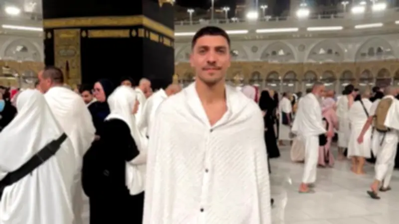 محمد شريف يشارك جمهوره صوراً مؤثرة من أداء العمرة مع زوجته عبر إنستجرام