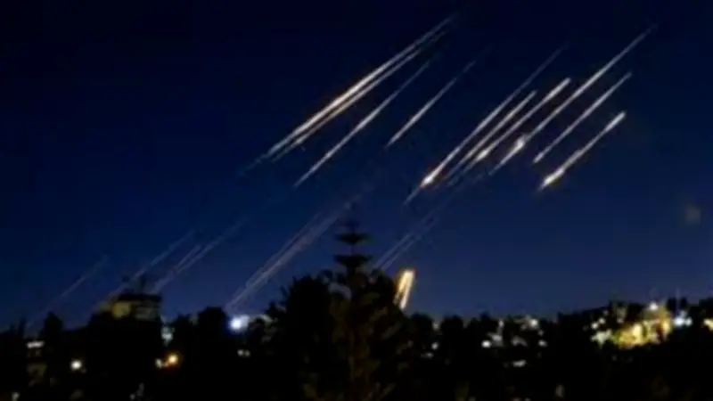 إسرائيل تعترض صاروخًا إيرانيًا يستهدف ديمونة في تصعيد عسكري جديد