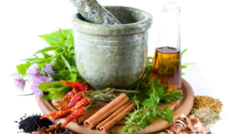 دليلك الشامل لدمج الأعشاب الطبيعية في روتين حياتك اليومي للصحة والجمال