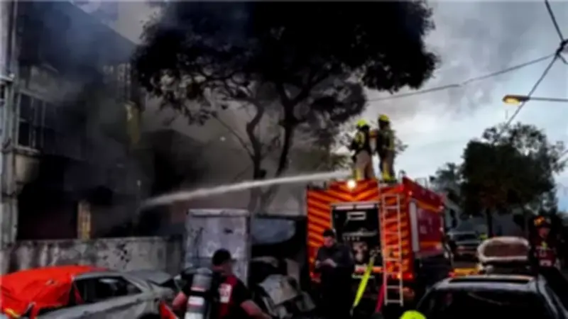 إعلام عبري: صواريخ إيرانية انشطارية تسقط في مناطق متعددة وإصابة مبنى بحيفا