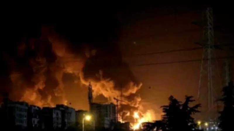 وسائل إعلام عبرية: انفجارات قوية تهز تل أبيب ووسط إسرائيل بعد إطلاق صواريخ إيرانية