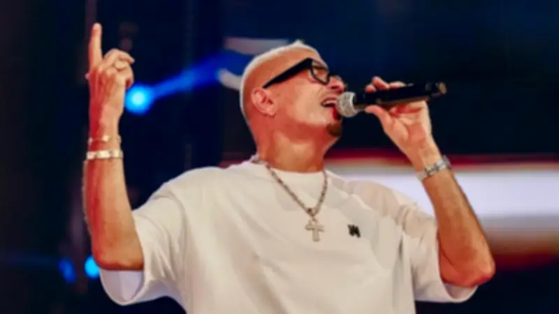 عمرو دياب يعلن تأجيل حفله في دبي ويبحث عن موعد جديد بعد نجاح أغنيته الرمضانية