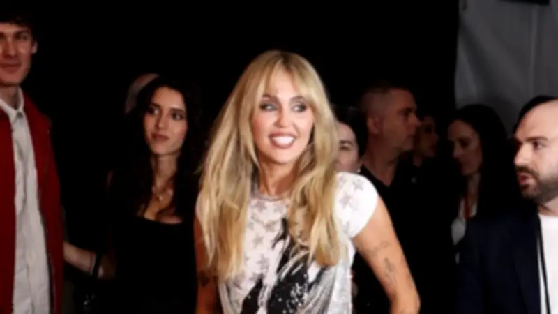 مايلي سايروس تلمع في حفل ذكرى هانا مونتانا وتكشف عن مشروع موسيقي جديد