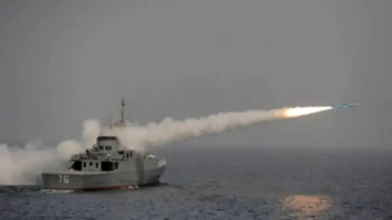 إعلام إسرائيلي: صاروخ إيراني برأس حربي متفرق يسقط على تل أبيب ويسبب أضرارًا مادية