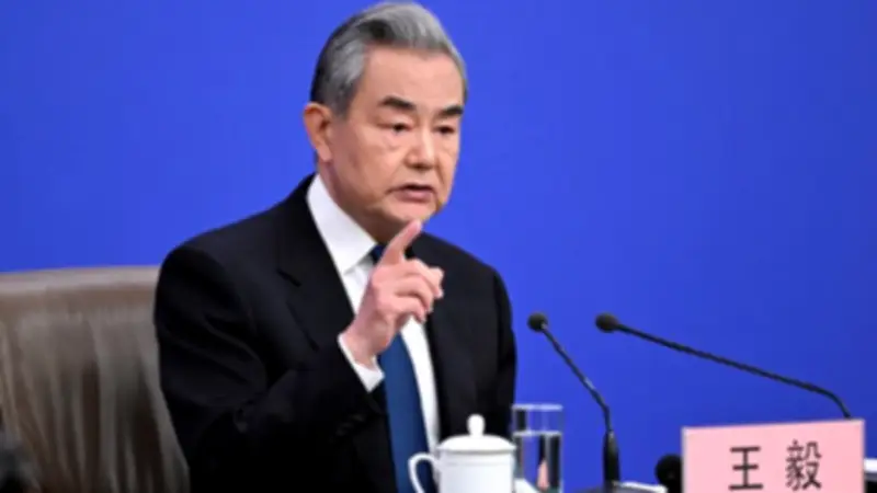 وزير خارجية الصين يدعو لإجراء محادثات سلام بالشرق الأوسط في أسرع وقت