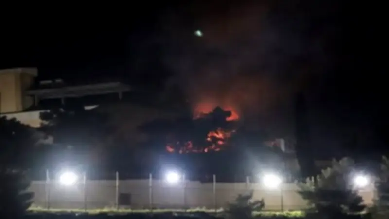 الكويت تتعامل مع حريق في خزان وقود بمطارها بعد استهدافه بطائرات مسيرة