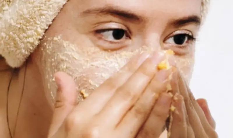 المقشرات الطبيعية: سر استعادة نعومة البشرة في منزلك بفعالية مذهلة