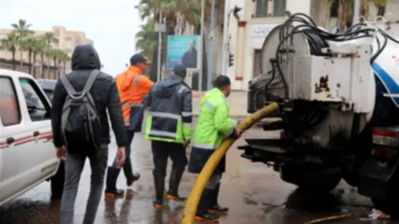 شركة الصرف الصحي بالإسكندرية تكثف جهودها لمواجهة أمطار نوة عوة في وسط المدينة