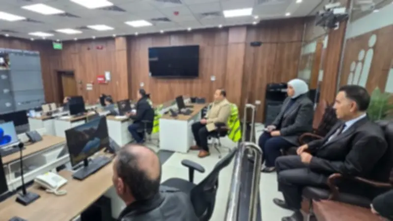 محافظ القليوبية يتفقد مركز سيطرة الشبكة الوطنية لمتابعة جهود شفط مياه الأمطار