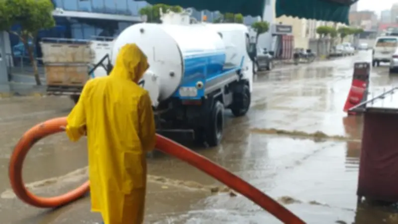 فرق الطوارئ بالمنوفية تتعامل مع تجمعات مياه الأمطار لضمان انتظام الحركة المرورية