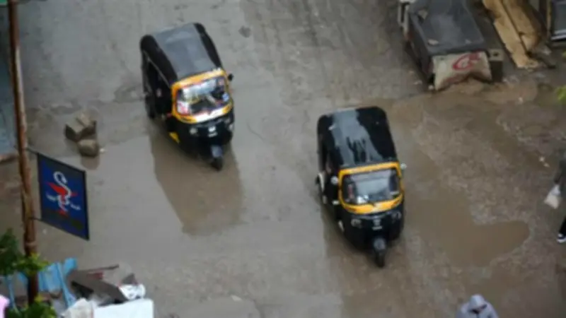 أمطار رعدية تغرق شوارع القاهرة والتوك توك ينقذ المواطنين من العزلة