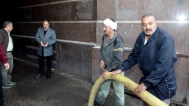 محافظ الشرقية يتفقد أعمال سحب مياه الأمطار في الزقازيق لضمان سلامة المواطنين