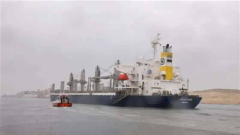 رئيس هيئة قناة السويس يؤكد انتظام الملاحة رغم سوء الأحوال الجوية