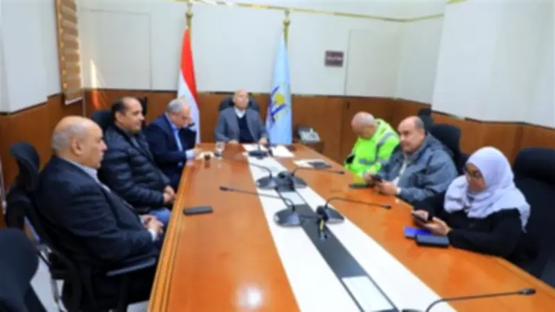 محافظ القاهرة يشرف على جهود مكثفة لمواجهة تراكمات مياه الأمطار في شوارع العاصمة