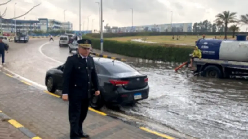 المرور المصري يدفع بسيارات الإغاثة والأوناش لمواجهة سوء الأحوال الجوية والأمطار الغزيرة