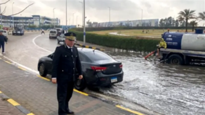 المرور تدفع بسيارات الإغاثة والأوناش لمواجهة الأمطار الغزيرة على الطرق