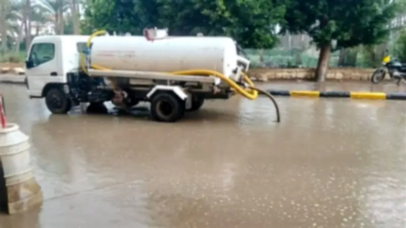 الجيزة تواصل عمليات شفط مياه الأمطار بعد التقلبات الجوية المطرية