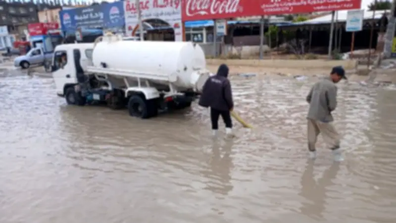 مطروح تكثف جهودها لسحب تجمعات مياه الأمطار من الشوارع لمواجهة الأحوال الجوية