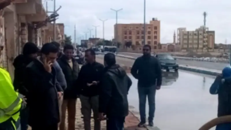 نائب محافظ مطروح يتفقد جهود رفع تجمعات مياه الأمطار من الشوارع الرئيسية