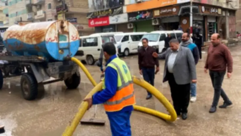 محافظ الشرقية يوجه بتعزيز جهود رفع مياه الأمطار وتأمين أعمدة الإنارة في كافة المناطق