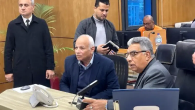 محافظ الدقهلية يتفقد مركز السيطرة لمتابعة التعامل مع تجمعات مياه الأمطار